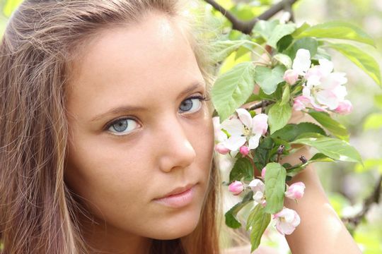 Невероятно прекрасная блондинка-подросток Mango A красуется в естественной среде в плодовом саде @ gang.truba-rf.ru