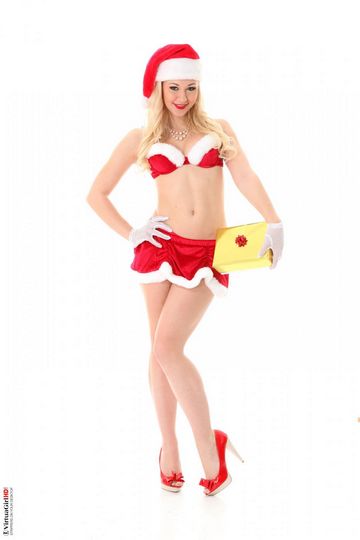 Наполовину раздетая блондинка Tracy Delicious обнажает, что готова к рождественской вечеринке @ gang.truba-rf.ru