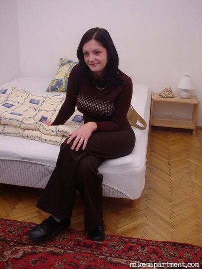 Привлекательная темненькая девушка расположилась на лежанке и занялась вагинальной онанизмом @ gang.truba-rf.ru