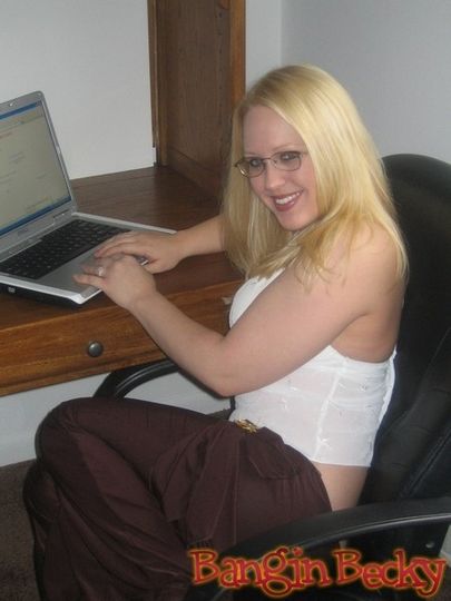 Пухлой блондиночке надоело пялится в компьютер и она оголилась @ gang.truba-rf.ru