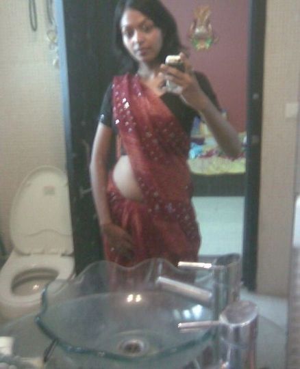 Привлекательная молоденькая индианка спускает себя с обнаженными дойками и мандой на камеру мобильного телефона @ gang.truba-rf.ru