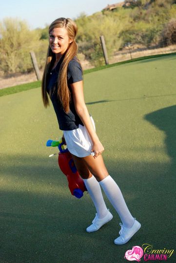 модель с ухоженной вагиной Craving Carmen в белоснежной мини юбочке играет сама с собой на гольф-лужайке @ gang.truba-rf.ru